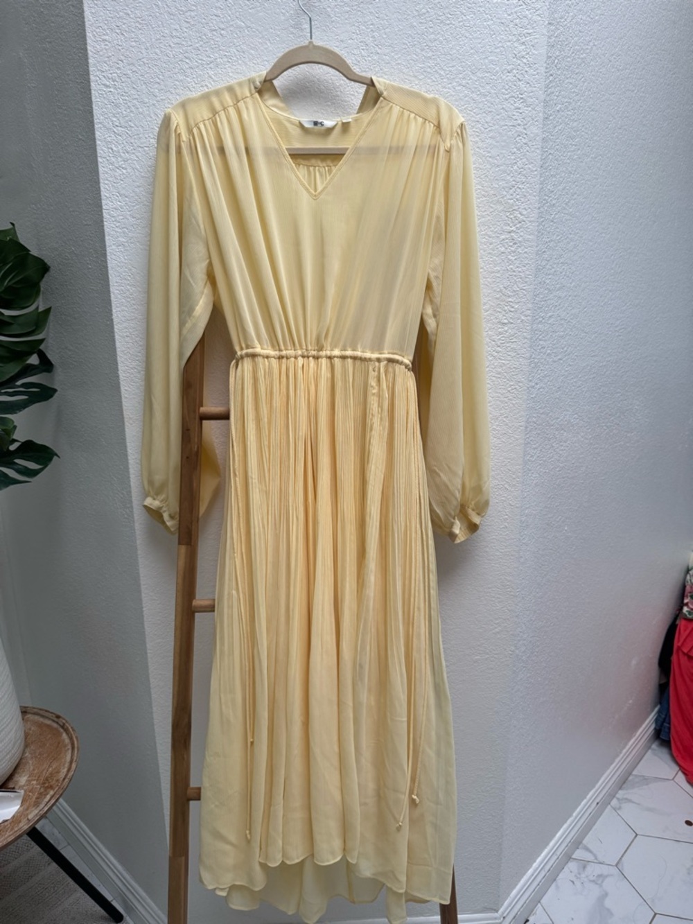 Uniqlo Pale Yellow Midi Dress - Picture 2 of 11